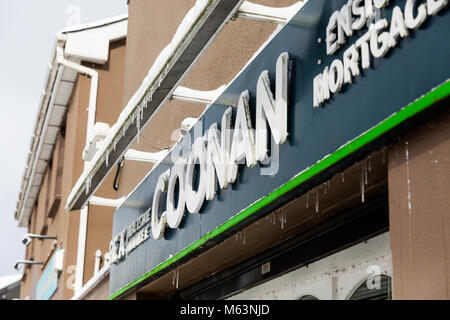 Celbridge, Kildare, Irland. 28 Feb 2018: Celbridge Coonan Estate Agent anmelden Eiszapfen und Schnee bedeckt. Irland Wetter. Tier aus dem Osten hits irische Städte. Starker Schneefall in Celbridge, Grafschaft Kildare. Stockfoto