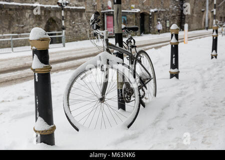 Celbridge, Kildare, Irland. 28 Feb 2018: Verlassene Fahrrad im Schnee auf der Hauptstraße in Celbridge, Grafschaft Kildare. Irland Wetter. Tier aus dem Osten hits irische Städte. Starker Schneefall in Celbridge. Stockfoto