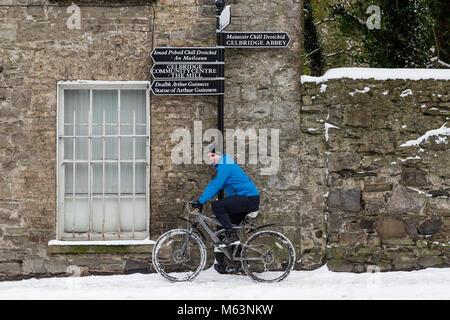 Celbridge, Kildare, Irland. 28 Feb 2018: Radfahren im Schnee rund um celbridge Stadt. Irland Wetter. Tier aus dem Osten hits irische Städte. Starker Schneefall in Celbridge. Stockfoto