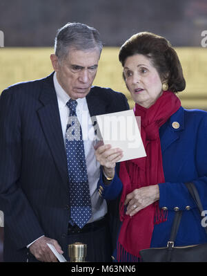 Washington, District of Columbia, USA. 28 Feb, 2018. Der ehemalige US-Senator Chuck Robb (Demokrat von Virginia) und seine Frau, Lynda Bird Johnson Robb, älteste Tochter des ehemaligen US-Präsidenten Lyndon Baines Johnson, schauen Sie über das Programm vor der Ankunft Zeremonie vor der Lügen zu Ehren der Reverend Billy Graham in der Rotunde des United States Capitol in Washington, DC am Mittwoch, 28. Februar 2018. Credit: Ron Sachs/Pool über CNP Credit: Ron Sachs/CNP/ZUMA Draht/Alamy leben Nachrichten Stockfoto