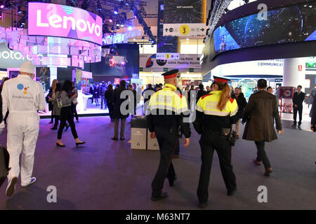 Barcelona, Spanien. 28 Feb, 2018. Katalanischen Polizisten im Dienst auf dem Mobile World Congress zu sehen. Der Mobile World Congress 2018 in Barcelona ist von 26. Februar bis 1. März bereitgestellt wird. Credit: Dritter Tag an Mobile Word Congress in Barcelona Ramon Costa 10 .jpg /SOPA Images/ZUMA Draht/Alamy leben Nachrichten Stockfoto