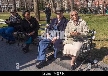 New York, NY, USA, 28. Februar 2018 - vor Ort bei den Dreharbeiten zu "Motherless Brooklyn, am Washington Square Park. Vor der Kulisse des 1950s New York, Motherless Brooklyn folgt Lionel Essrog, einer einsamen Privatdetektiv mit Tourette-syndrom befallen, als er wagt den Mord an seinem Mentor zu lösen und nur Freund, Frank Minna. Credit: Stacy Walsh Rosenstock/Alamy leben Nachrichten Stockfoto