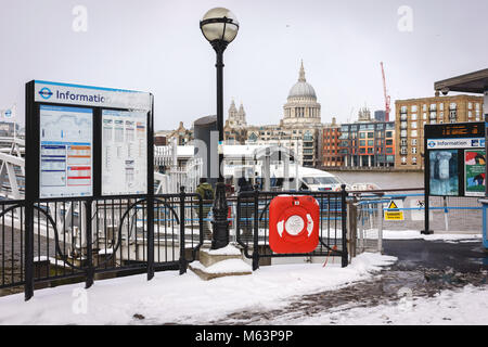 London, UK, 28. Februar 2018. Schnee fällt auf London inmitten Temperaturen unter Null. Pendler sind mit Blick auf die Schiene Verzögerungen. Mehrere Schulen in Großbritannien geschlossen und verschneite Pisten verzögern Flüge. Quelle: Paolo Paradiso/Alamy Leben Nachrichten. Stockfoto