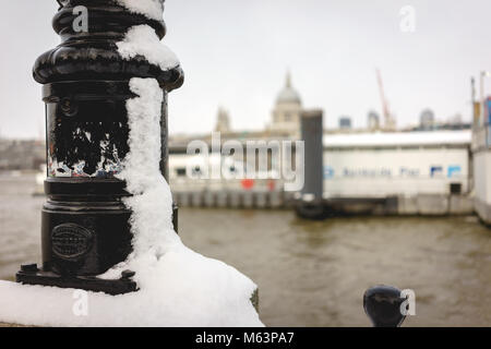 London, UK, 28. Februar 2018. Schnee fällt auf London inmitten Temperaturen unter Null. Pendler sind mit Blick auf die Schiene Verzögerungen. Mehrere Schulen in Großbritannien geschlossen und verschneite Pisten verzögern Flüge. Quelle: Paolo Paradiso/Alamy Leben Nachrichten. Stockfoto