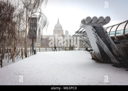 London, UK, 28. Februar 2018. Schnee fällt auf London inmitten Temperaturen unter Null. Pendler sind mit Blick auf die Schiene Verzögerungen. Mehrere Schulen in Großbritannien geschlossen und verschneite Pisten verzögern Flüge. Quelle: Paolo Paradiso/Alamy Leben Nachrichten. Stockfoto