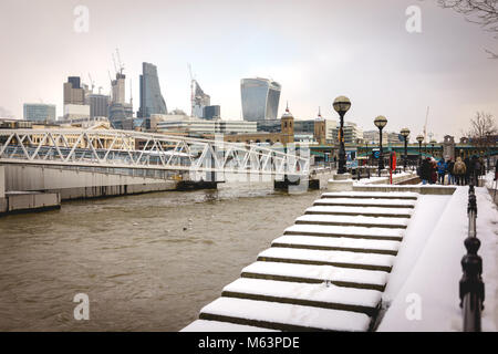 London, UK, 28. Februar 2018. Schnee fällt auf London inmitten Temperaturen unter Null. Pendler sind mit Blick auf die Schiene Verzögerungen. Mehrere Schulen in Großbritannien geschlossen und verschneite Pisten verzögern Flüge. Quelle: Paolo Paradiso/Alamy Leben Nachrichten. Stockfoto