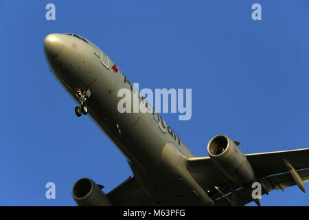 San Diego, CA, USA. 25 Feb, 2018. Februar 25, 2018, San Diego, Kalifornien, USA - Ein American Airlines Jet Ansätze der Internationale Flughafen San Diego für eine Landung. Credit: KC Alfred/ZUMA Draht/Alamy leben Nachrichten Stockfoto