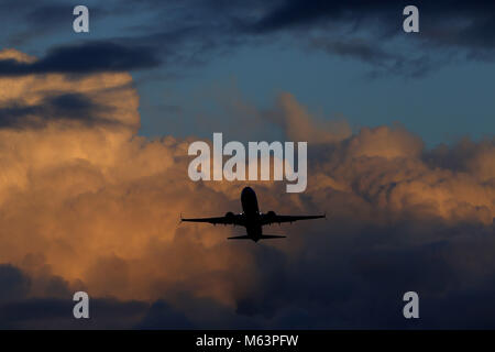 San Diego, CA, USA. 25 Feb, 2018. Februar 25, 2018, San Diego, Kalifornien, USA - Southwest Airlines Jet zieht aus San Diego International Airport bei Sonnenuntergang. Credit: KC Alfred/ZUMA Draht/Alamy leben Nachrichten Stockfoto
