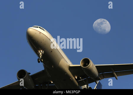 San Diego, CA, USA. 25 Feb, 2018. Februar 25, 2018, San Diego, Kalifornien, USA - United Airlines Jet Ansätze der Internationale Flughafen San Diego für eine Landung. Credit: KC Alfred/ZUMA Draht/Alamy leben Nachrichten Stockfoto