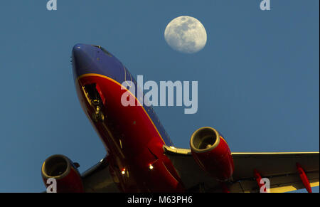 San Diego, CA, USA. 26 Feb, 2018. Februar 25, 2018, San Diego, Kalifornien, USA - Southwest Airlines 737 Jet Ansätze San Diego International Airport, wenn der Mond auf, der dahinter steckt. Credit: KC Alfred/ZUMA Draht/Alamy leben Nachrichten Stockfoto