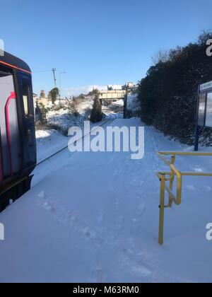 Cornwall, UK. 28. Februar, 2018. Snow storm hits Carbis Bay, Cornwall. Credit: Kara Bell/Alamy leben Nachrichten Stockfoto