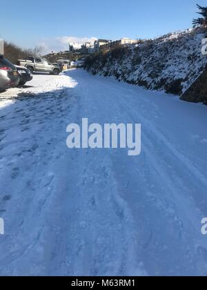 Cornwall, UK. 28. Februar, 2018. Snow storm hits Carbis Bay, Cornwall. Credit: Kara Bell/Alamy leben Nachrichten Stockfoto