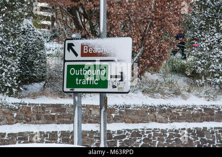 Falmouth, Großbritannien. 28. Februar 2018. Über Schild auf die Avenue Road, Falmouth, Cornwall geschneit. Lisa Söderström/Alamy leben Nachrichten Stockfoto