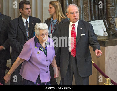 Us-Senator Charles Grassley (Republikaner von Iowa), rechts, und seine Frau Barbara, Links, geben Sie dem US Capitol Rotunde für die Ankunft Zeremonie vor der Lügen zu Ehren der Reverend Billy Graham in Washington, DC am Mittwoch, 28. Februar 2018. Credit: Ron Sachs/Pool über CNP/MediaPunch Stockfoto