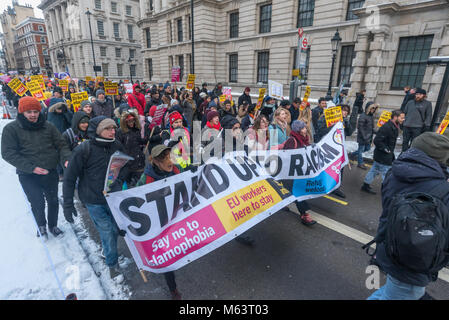 London, Großbritannien. 28. Februar 2018. Am fünften Tag von ihren Streik zu erhalten die Hochschulen, mit Ihnen über die Renten zu sprechen und UCU Mitglieder zahlen, die zusammen mit den markanten FE Mitarbeiter und Studenten, März durch Starke Schneeschauer zu einer Kundgebung in der Nähe des Parlaments. Studiengebühren sind drastisch angestiegen, aber Universität Lehrer zahlen stagniert hat, mit einer steigenden Menge an die Lehre von den in Teil gemacht wird, oder Null Stunden Verträge. Credit: Peter Marschall/Alamy leben Nachrichten Stockfoto