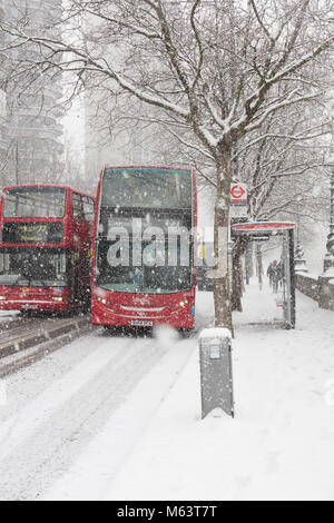 London, Großbritannien. 1 Mär, 2018. Zwei roten Londoner Busse führen im Laufe der so genannten "Tier aus dem Osten' Sturm Stockfoto