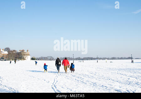 Blackheath. 27 Feb, 2018. UK Wetter: Schule laufen über Blackheath Park in Greenwich. Die schweren Schnee und Kälte Zauber Ende Februar 2018 war ein Ergebnis der Sibirischen Winden der "Tier aus dem Osten betitelt." Quelle: Tim M/Alamy leben Nachrichten Stockfoto