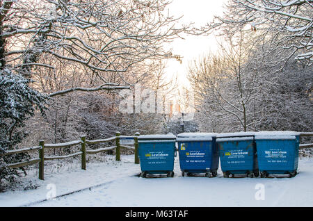 Blackheath. 27 Feb, 2018. UK Wetter: Mülleimer im Schnee im Laufe der so genannten "Tier aus dem Osten" kältewelle Ende Februar 2018. Im Grove Park, Lewisham, London Quelle: Tim M/Alamy Leben Nachrichten genommen Stockfoto