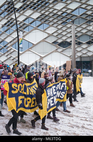 Sheffield, UK, 28. Februar 2018. Universität Sheffield Studenten führenden März mit markanten Universität aus Protest gegen die vorgeschlagenen Universities Superannuation Scheme Reform, mit der Universität Sheffield iconic Diamond Gebäude hinter. Credit: Richard Bradford/Alamy leben Nachrichten Stockfoto