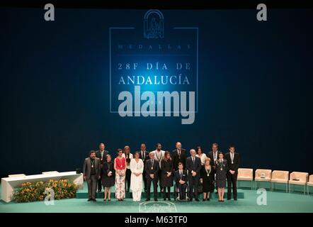 Los galardonados con las Medallas de AndalucÃ-a resaltaron el Ehre 2018 supone que esta distinciÃ³n y Uno de Ellos, el Schauspieler Paco Tous, animÃ³ ein los Andaluces ein 'no tener Reparo en hablar Andaluz, ya que Es muy bonito'. "Hablar andaluz Keine es hablar Mals, se lo Digo ein Los pocos que piensan aÃºn eso y tambiÃ©n a mis conciudadanos, que No tengamos ningÃºn reparo en hablar Andaluz, es Muy Bonito", manifestÃ³ el Schauspieler Sevillano, que agregÃ³ que la Medalla es un compromiso, que Es el de intentar ser buen Andaluz todos los dÃ-as'. Salvador Arias, Jefe de la Unidad de ProducciÃ³n Celular e IngenierÃ-a Stockfoto