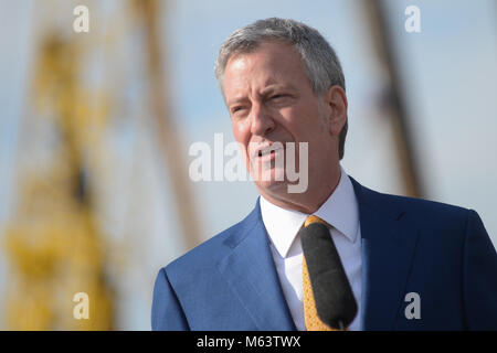 New York, USA. 28 Feb, 2018. Bürgermeister Bill De Blasio und Gemeindeleitern verkünden den Beginn der Bauarbeiten auf der Lower East Side New York City Ferry Landing am 28. Februar in New York 2018. Credit: Erik Pendzich/Alamy leben Nachrichten Stockfoto