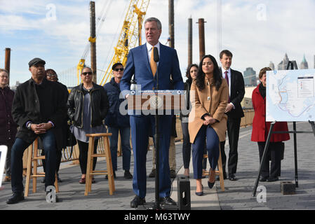 New York, USA. 28 Feb, 2018. Bürgermeister Bill De Blasio und Gemeindeleitern verkünden den Beginn der Bauarbeiten auf der Lower East Side New York City Ferry Landing am 28. Februar in New York 2018. Credit: Erik Pendzich/Alamy leben Nachrichten Stockfoto