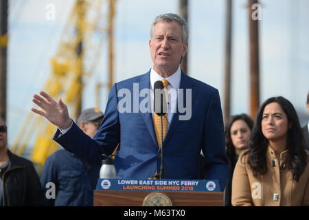 New York, USA. 28 Feb, 2018. Bürgermeister Bill De Blasio und Gemeindeleitern verkünden den Beginn der Bauarbeiten auf der Lower East Side New York City Ferry Landing am 28. Februar in New York 2018. Credit: Erik Pendzich/Alamy leben Nachrichten Stockfoto