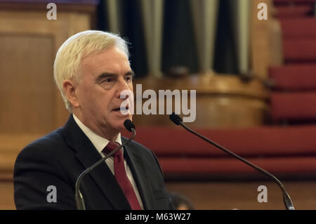 London, Großbritannien. 28. Februar 2018. Schatzkanzler John McDonnell MP spricht an der UCU zentrale Halle Rally am Ende des März am fünften Tag von ihren Streik zu erhalten die Hochschulen mit Ihnen über Renten und Zahlen zu sprechen. Studiengebühren sind drastisch angestiegen, aber Universität Lehrer zahlen stagniert hat, mit einer steigenden Menge an die Lehre von den in Teil gemacht wird, oder Null Stunden Verträge. Credit: Peter Marschall/Alamy leben Nachrichten Stockfoto