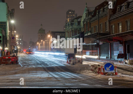 London, England, UK. 28 Feb, 2018. UK Wetter: Verkehr schafft Spuren im Schnee auf Farringdon Straße Smithfield Market während der "Tier aus dem Osten" Schneesturm in London. Credit: Joe Dunckley/Alamy leben Nachrichten Stockfoto