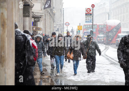 London, Großbritannien. 28 Feb, 2018. UK Wetter: Schnee verursacht schwere frühe Verzögerungen für Millionen von London Pendler, Menschen zu Fuß rund um das Zentrum der Hauptstadt Schirmung aus Schnee Credit: Nathaniel Noir/Alamy leben Nachrichten Stockfoto