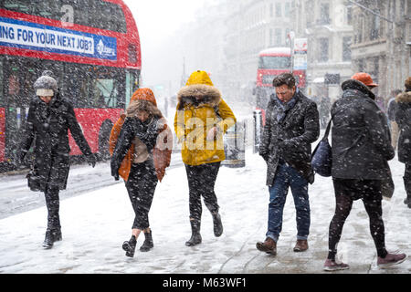 London, Großbritannien. 28 Feb, 2018. UK Wetter: Schnee verursacht schwere frühe Verzögerungen für Millionen von London Pendler, Menschen zu Fuß rund um das Zentrum der Hauptstadt (Regent Street, Oxford Circus) Abschirmung von Wind und Schnee Credit: Nathaniel Noir/Alamy leben Nachrichten Stockfoto