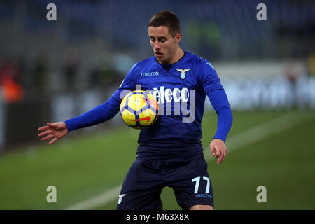 Stadio Olimpico, Rom, Italien. 28 Feb, 2018. Tim Cup 2018. Marusic in Aktion während der halbfinale Tim Fussball-WM 2018 Match zwischen SS Lazio vs AC Mailand im Stadio Olimpico in Rom. Credit: Marco iacobucci/Alamy leben Nachrichten Stockfoto