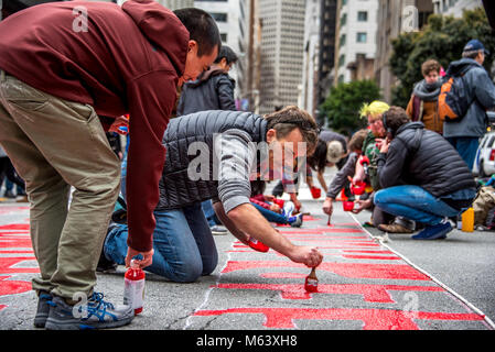 San Francisco, USA. 28. Februar, 2018. Schätzungsweise drei hundert Demonstranten sammeln außerhalb von San Francisco Einwanderungs- und Zollbehörden Gebäude (EIS) die jüngsten Verhaftungen von mindestens 150 Menschen in Eis Operationen in den letzten Tagen in Nordkalifornien durchgeführt, um zu protestieren. San Francisco bleibt ein Heiligtum Stadt. Shelly Rivoli/Alamy leben Nachrichten Stockfoto