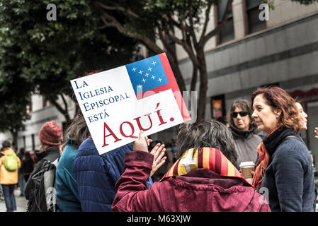 San Francisco, USA. 28. Februar, 2018. Schätzungsweise drei hundert Demonstranten sammeln außerhalb von San Francisco Einwanderungs- und Zollbehörden Gebäude (EIS) die jüngsten Verhaftungen von mindestens 150 Menschen in Eis Operationen in den letzten Tagen in Nordkalifornien durchgeführt, um zu protestieren. San Francisco bleibt ein Heiligtum Stadt. Shelly Rivoli/Alamy leben Nachrichten Stockfoto