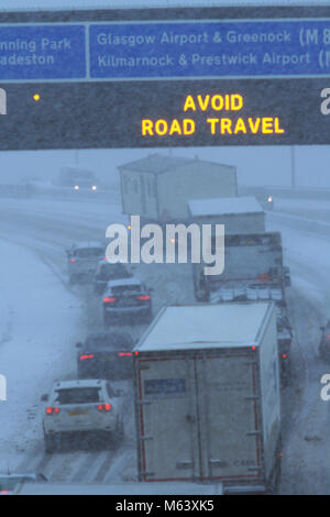 Glasgow, UK. 28 Feb, 2018. Blizzard Bedingungen verursachen gefährliche Fahrsituationen auf der M74, womit der Verkehr zum Erliegen. Eine rote Wetter Warnung wird an Ort und Stelle über zentrales Schottland bis 10.00 Uhr. Credit: Alan Paterson/Alamy leben Nachrichten Stockfoto