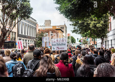San Francisco, USA. 28. Februar, 2018. Schätzungsweise drei hundert Demonstranten sammeln außerhalb von San Francisco Einwanderungs- und Zollbehörden Gebäude (EIS) die jüngsten Verhaftungen von mindestens 150 Menschen in Eis Operationen in den letzten Tagen in Nordkalifornien durchgeführt, um zu protestieren. San Francisco bleibt ein Heiligtum Stadt. Shelly Rivoli/Alamy leben Nachrichten Stockfoto
