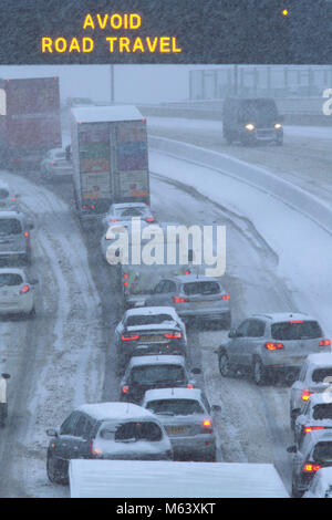 Glasgow, UK. 28 Feb, 2018. Blizzard Bedingungen verursachen gefährliche Fahrsituationen auf der M74, womit der Verkehr zum Erliegen. Eine rote Wetter Warnung wird an Ort und Stelle über zentrales Schottland bis 10.00 Uhr. Credit: Alan Paterson/Alamy leben Nachrichten Stockfoto