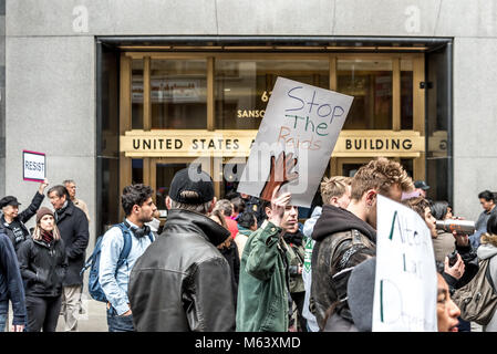San Francisco, USA. 28. Februar, 2018. Schätzungsweise drei hundert Demonstranten sammeln außerhalb von San Francisco Einwanderungs- und Zollbehörden Gebäude (EIS) die jüngsten Verhaftungen von mindestens 150 Menschen in Eis Operationen in den letzten Tagen in Nordkalifornien durchgeführt, um zu protestieren. San Francisco bleibt ein Heiligtum Stadt. Shelly Rivoli/Alamy leben Nachrichten Stockfoto
