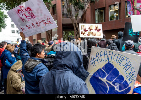 San Francisco, USA. 28. Februar, 2018. Schätzungsweise drei hundert Demonstranten sammeln außerhalb von San Francisco Einwanderungs- und Zollbehörden Gebäude (EIS) die jüngsten Verhaftungen von mindestens 150 Menschen in Eis Operationen in den letzten Tagen in Nordkalifornien durchgeführt, um zu protestieren. San Francisco bleibt ein Heiligtum Stadt. Shelly Rivoli/Alamy leben Nachrichten Stockfoto