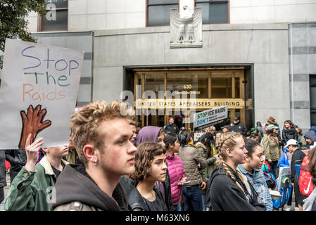 San Francisco, USA. 28. Februar, 2018. Schätzungsweise drei hundert Demonstranten sammeln außerhalb von San Francisco Einwanderungs- und Zollbehörden Gebäude (EIS) die jüngsten Verhaftungen von mindestens 150 Menschen in Eis Operationen in den letzten Tagen in Nordkalifornien durchgeführt, um zu protestieren. San Francisco bleibt ein Heiligtum Stadt. Shelly Rivoli/Alamy leben Nachrichten Stockfoto
