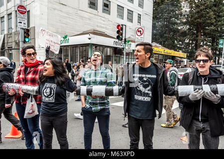 San Francisco, USA. 28. Februar, 2018. Schätzungsweise drei hundert Demonstranten sammeln außerhalb von San Francisco Einwanderungs- und Zollbehörden Gebäude (EIS) die jüngsten Verhaftungen von mindestens 150 Menschen in Eis Operationen in den letzten Tagen in Nordkalifornien durchgeführt, um zu protestieren. San Francisco bleibt ein Heiligtum Stadt. Shelly Rivoli/Alamy leben Nachrichten Stockfoto