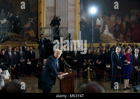 Washington, District of Columbia, USA. 28 Feb, 2018. Präsidenten der Vereinigten Staaten Donald J. Trumpf spricht als der Körper des Reverend Billy Graham liegt in der Ruhe während einer Zeremonie im Kapitol in Washington, DC, am 28. Februar 2018. Credit: Erin Schaff/Pool über CNP Credit: Erin Schaff/CNP/ZUMA Draht/Alamy leben Nachrichten Stockfoto