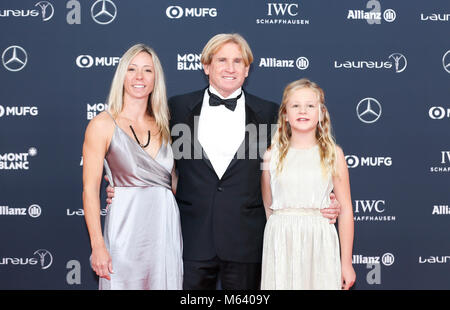 Monaco. 27 Feb, 2018. Ehemaligen Vereinigten Staaten windsurfer Robby Naish (C) kommt an der 2018 Laureus World Sports Awards in Monaco, Jan. 27, 2018. Credit: Ihr Pingfan/Xinhua/Alamy leben Nachrichten Stockfoto