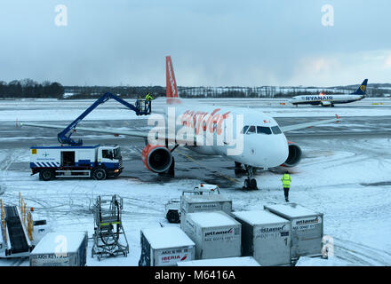 Edinburgh, Großbritannien. 28 Feb, 2018. UK Wetter. Der Flughafen Edinburgh Arbeitnehmer de-Eis die Flügel eines Easyjet Flugzeug als das Tier aus dem Osten kommen in eine arktische Einfrieren in das Vereinigte Königreich. Credit: Andrew O'Brien/Alamy leben Nachrichten Stockfoto