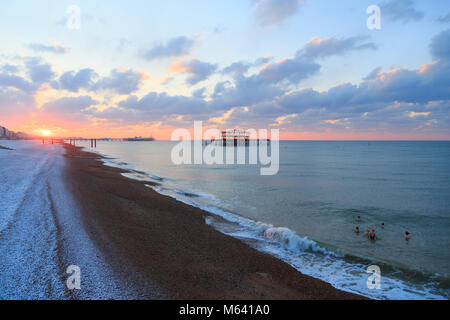 Brighton, UK. 28 Feb, 2018. Schwimmer "genießen" die Temperaturen von -6 Grad in Brighton mit einem Dip am frühen Morgen um 7 Uhr. Die eisigen Temperaturen und Schnee waren nicht genug dieser Gruppe der Schwimmer in Brighton zu setzen. Credit: Neil Hawkins/Alamy leben Nachrichten Stockfoto