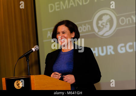 County Armagh, Nordirland. 27 Feb, 2018. Mary Lou McDonald, Sinn Fein Präsident bei einer öffentlichen Sitzung in Canal Court Newry Co Armagh, 27. Februar 2018 CREDIT: www.LiamMcArdle.com Credit: LiamMcArdle.com/Alamy leben Nachrichten Stockfoto