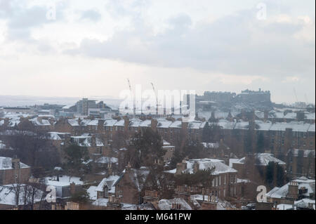 Edinburgh, Schottland, Großbritannien. 28. Februar 2018. UK Wetter: Schnee Edinburgh Dächer und Wahrzeichen, nachdem das Land ist von starken winterlichen Wetter getroffen. Credit: Lorenzo Dalberto/Alamy leben Nachrichten Stockfoto