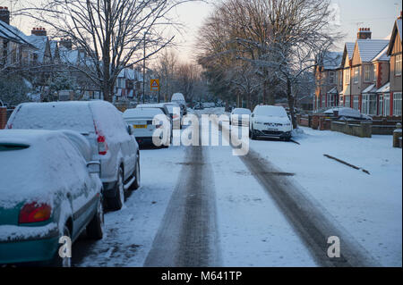 Merton, London, UK. 28. Februar 2018. UK Wetter. Die Pendler zu Blue Sky, Frost und Schnee über Nacht in South West London, mit mehr zu kommen. Unbehandelte suburban Nebenstraßen bleiben für die eisigen Morgen pendeln. Credit: Malcolm Park/Alamy Leben Nachrichten. Stockfoto