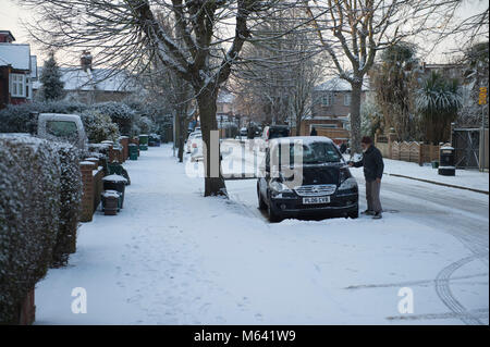 Merton, London, UK. 28. Februar 2018. UK Wetter. Die Pendler zu Blue Sky, Frost und Schnee über Nacht in South West London, mit mehr zu kommen. Unbehandelte suburban Nebenstraßen bleiben für die eisigen Morgen pendeln. Credit: Malcolm Park/Alamy Leben Nachrichten. Stockfoto