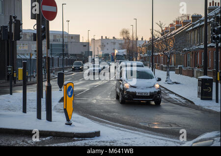 Merton, London, UK. 28. Februar 2018. UK Wetter. Die Pendler zu Blue Sky, Frost und Schnee über Nacht in South West London, mit mehr zu kommen. Die wichtigsten Straßen durch modernes Stadtzentrum bleiben frei von ständigen Schnee. Credit: Malcolm Park/Alamy Leben Nachrichten. Stockfoto